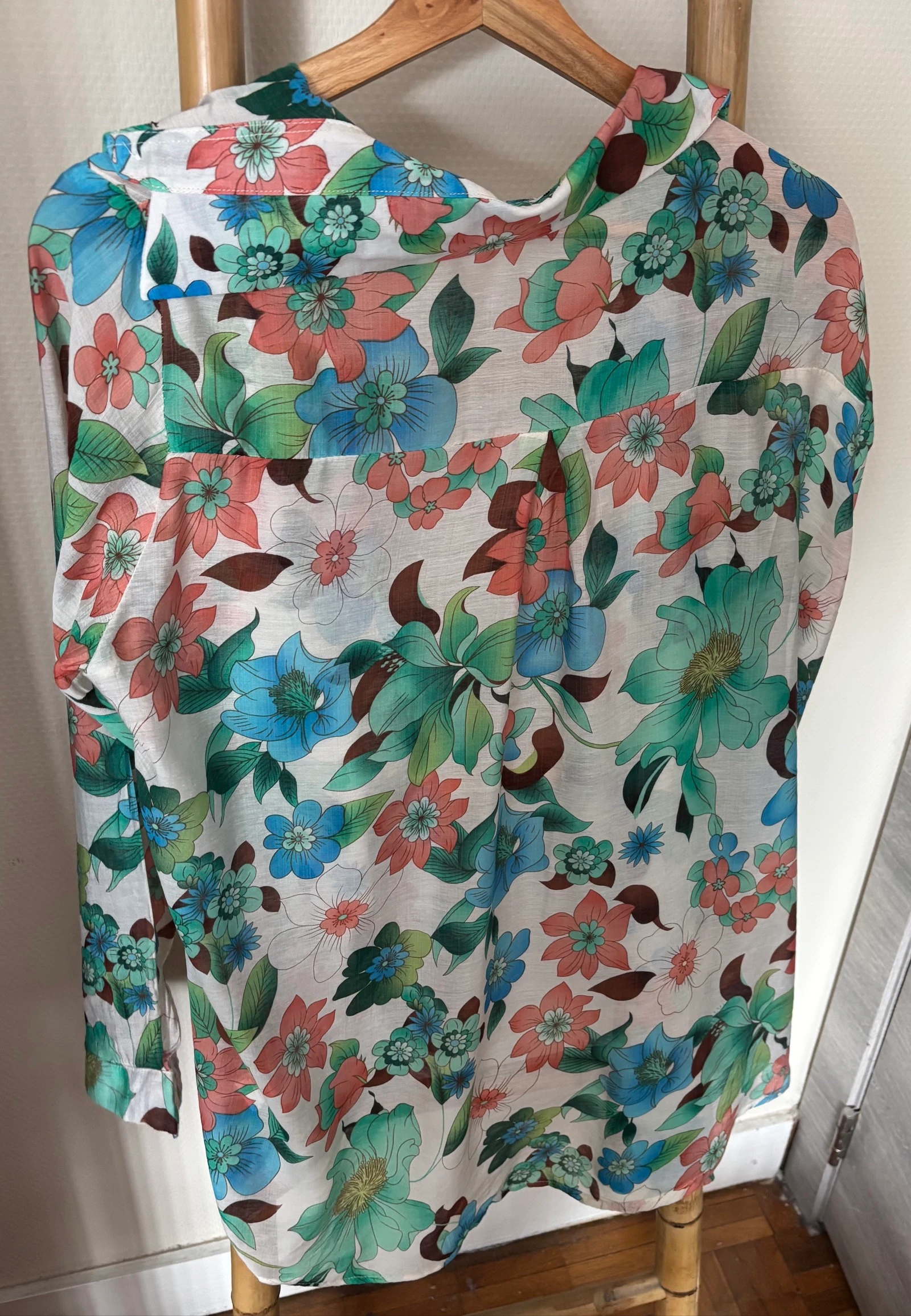 🌸 Flowy Floral Shirt - Size M – photo 4